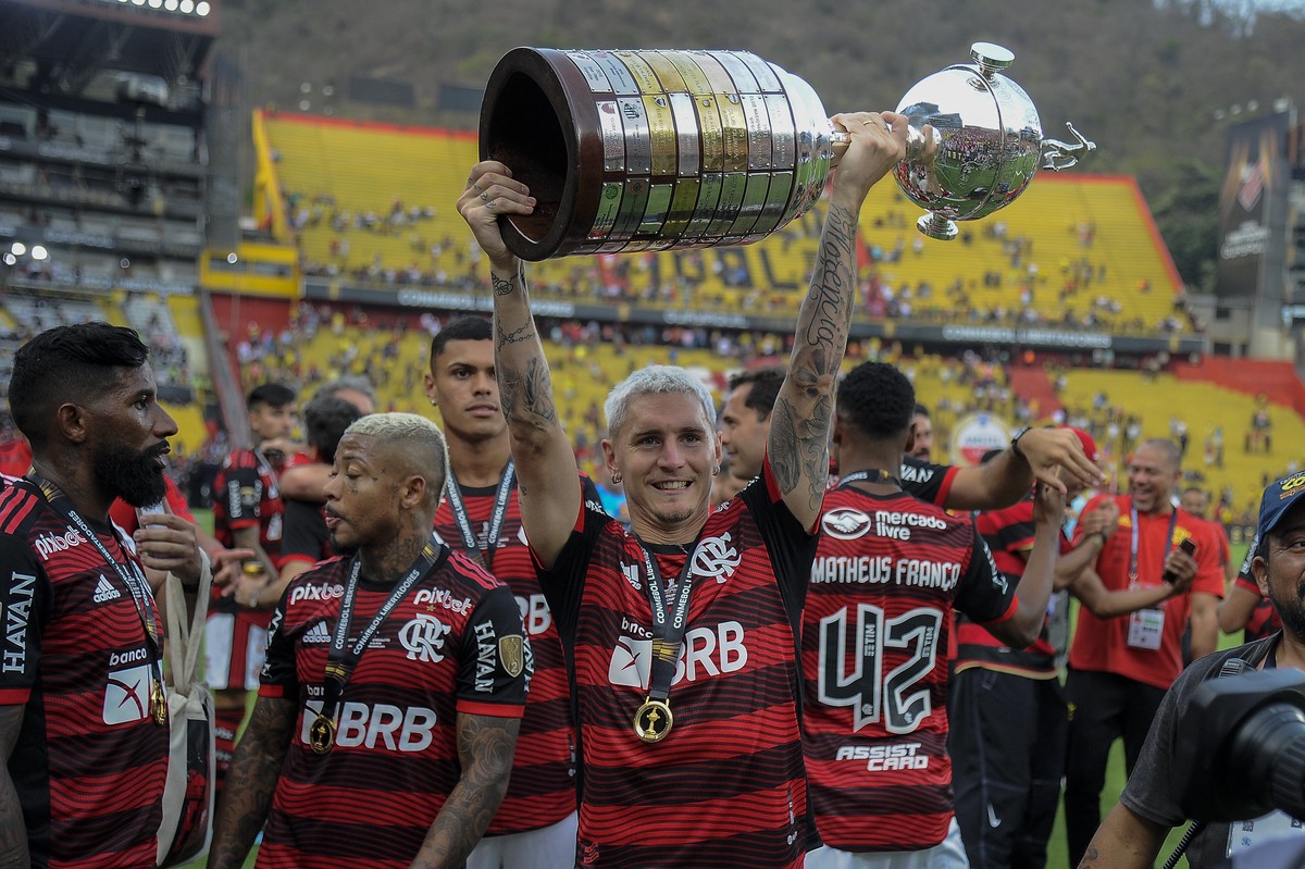 Flamengo assina pré-contrato com Varela; lateral fica no clube até 2025 – Globo.com