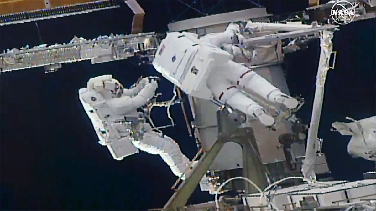Astronautas fazem caminhada espacial para mexer em painéis solares – TecMundo