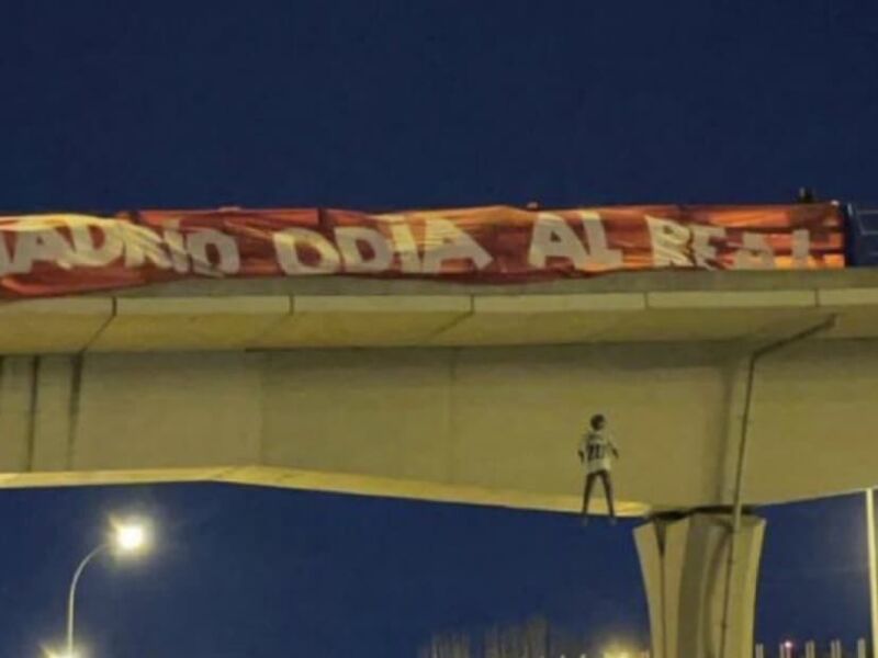 Torcedores do Atlético de Madrid simulam enforcamento de boneco vestido com camisa de Vini Jr – Folha de Pernambuco