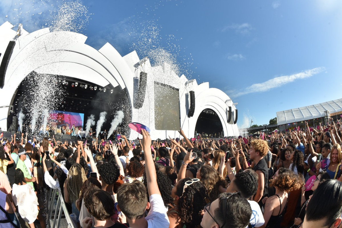 Para ver ídolos de perto, fãs chegam cedo e garantem lugar na frente do palco do Festival de Verão Salvador – Globo.com