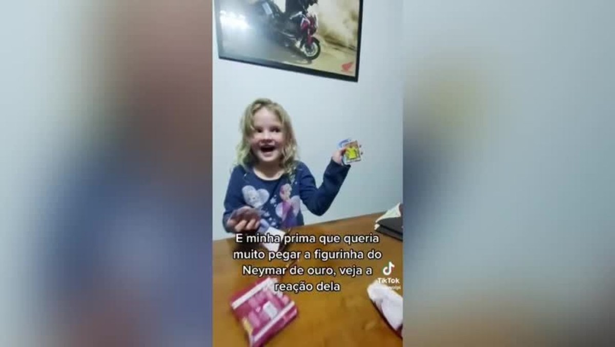 Menina encontra figurinha 'de ouro' do Neymar e chama a atenção … – Globo