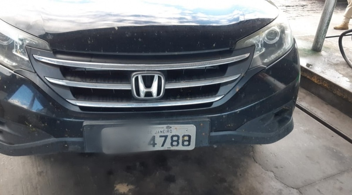 Para não ser multado, motorista adultera número da placa do carro com fita adesiva na BR-101 – Globo